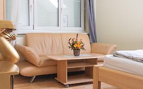 Exquisite Rooms In Shared Villa With Garden & Parking